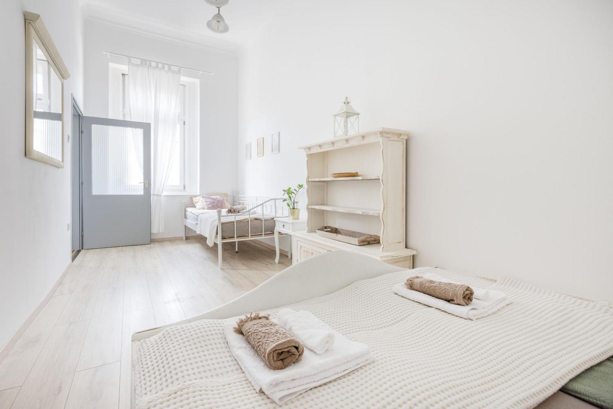 Appartamento A Touch Of Provence And Pastels In The Centre Budapest Esterno foto