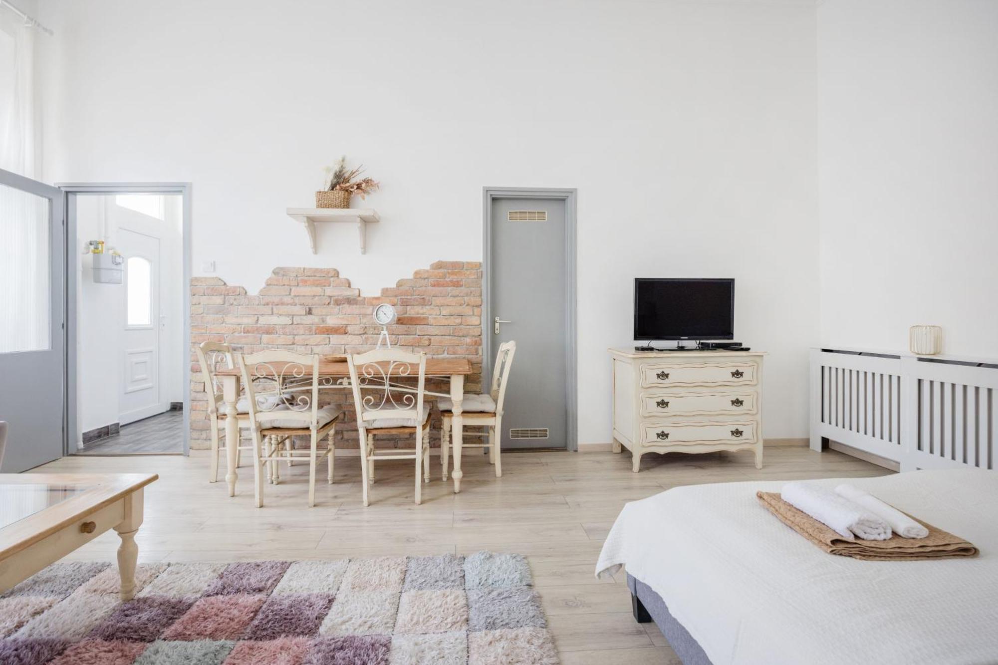 Appartamento A Touch Of Provence And Pastels In The Centre Budapest Esterno foto
